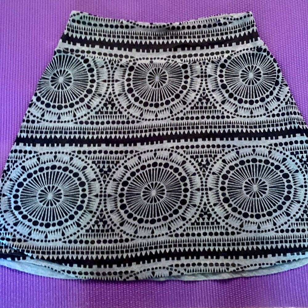 Reversible skirt with neat black and grey geometric design or plain grey.